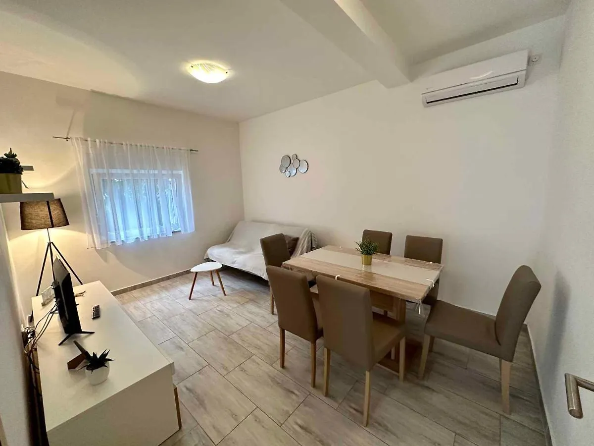 Apartments In Dramalj 45738 0*,